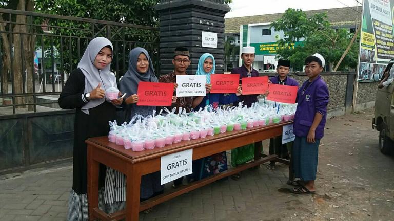 OSIS SMP Zaha Bagi-Bagi 400 Takjil Gratis