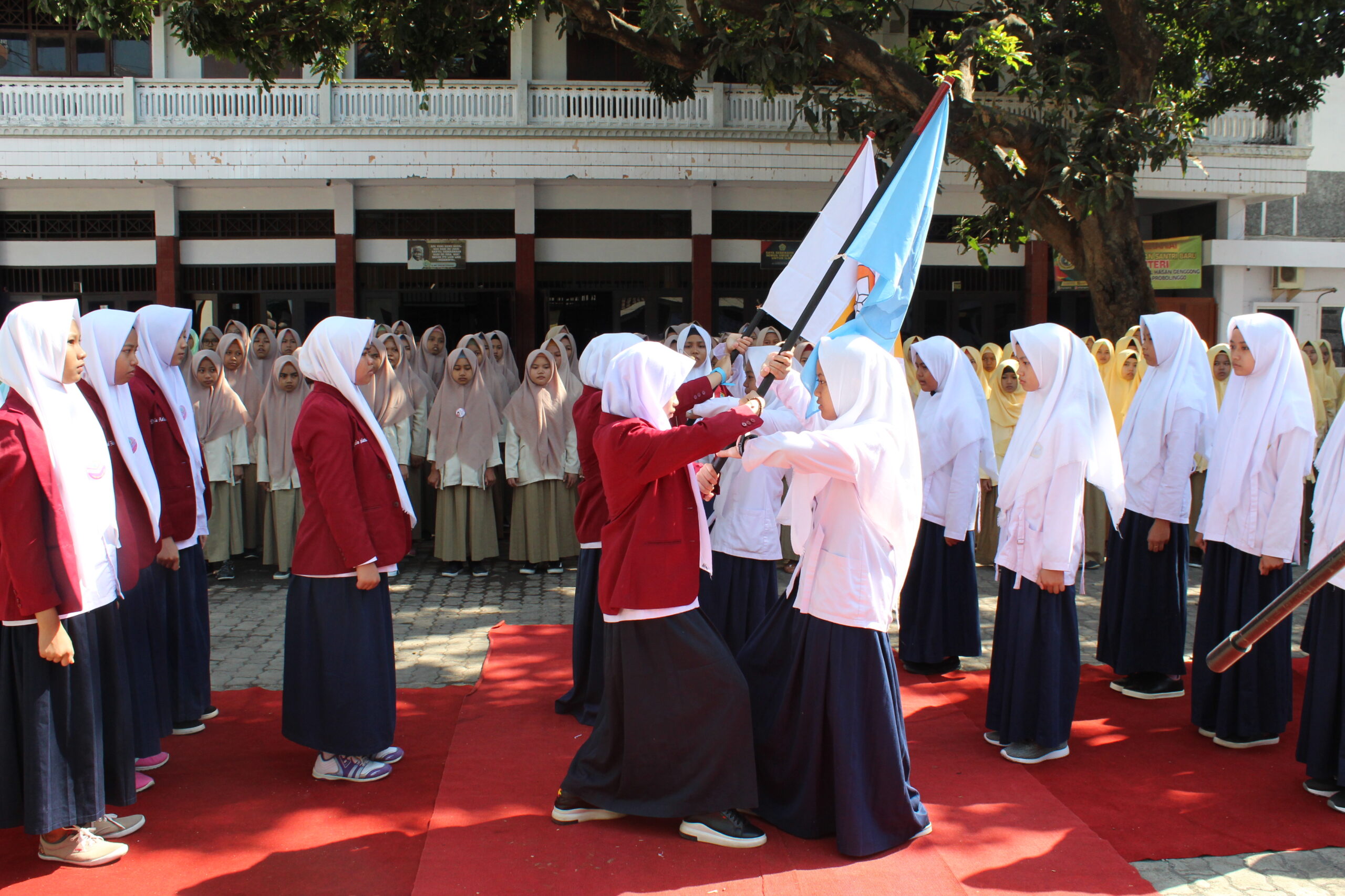 KARPET MERAH SEBAGAI SAKSI PELANTIKAN OSIS SMP ZAINUL HASAN 1 GENGGONG Periode 2018/2019