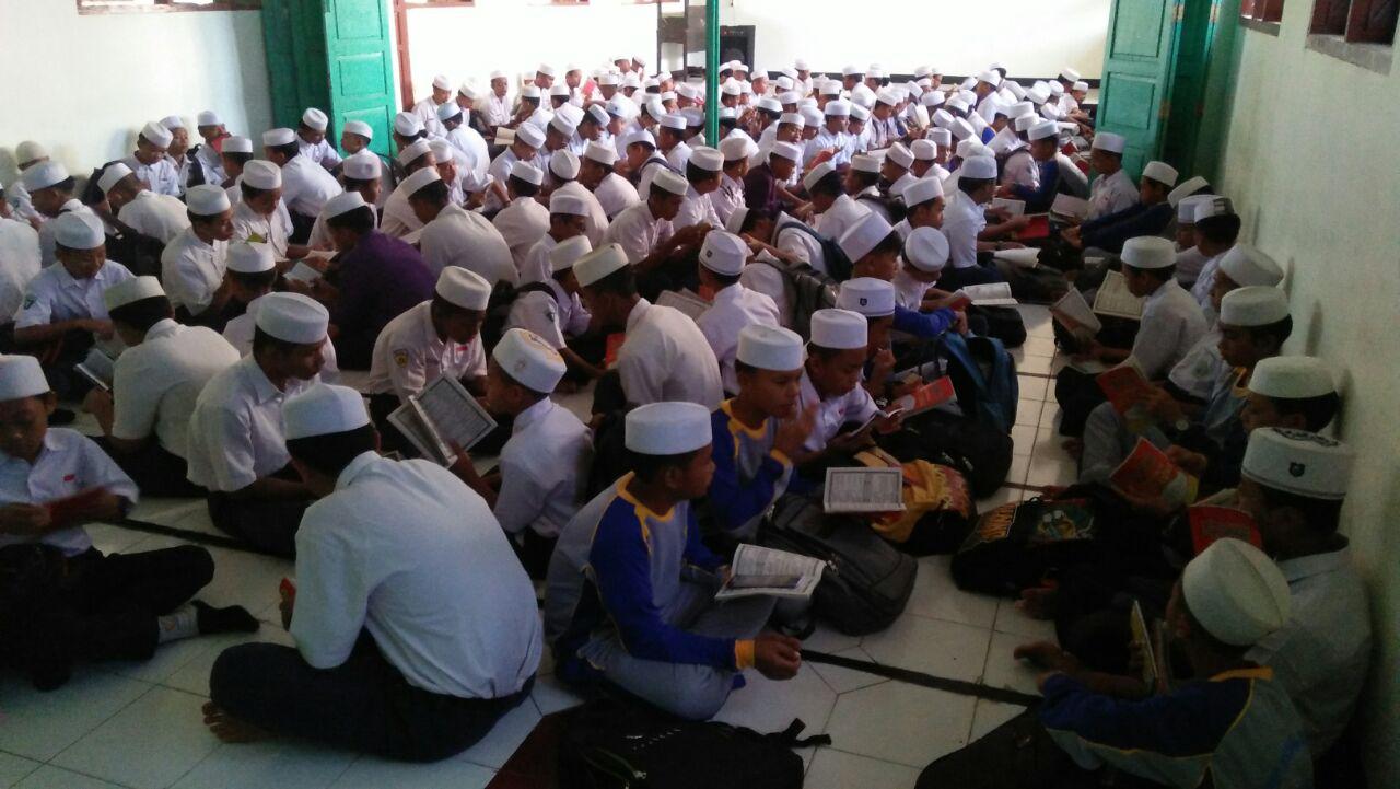 LITERASI WUJUDKAN MOTIVASI MEMBACA DAN MENGHAFAL SANTRI SMP ZAINUL HASAN 1 GENGGONG