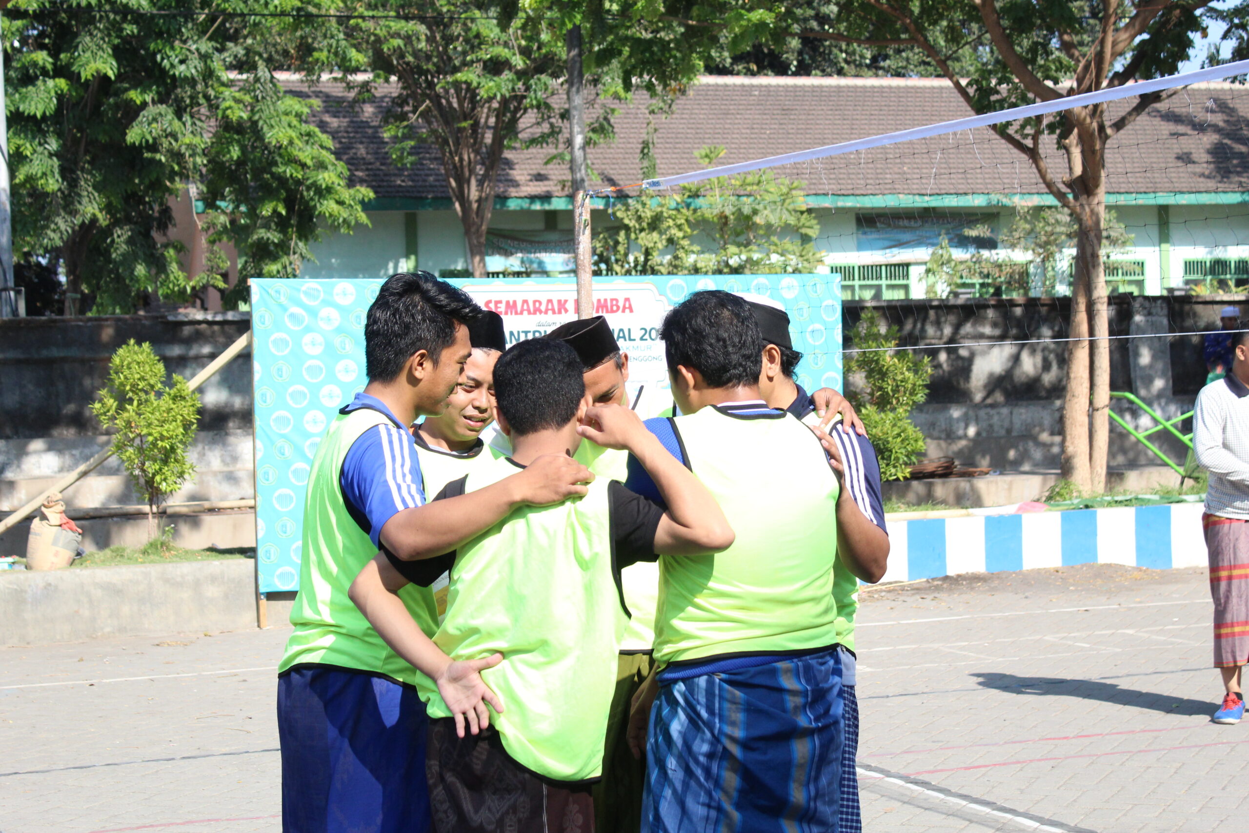 BRAVO!!! TIM ASATIDZ SMP ZAHA 1 MASUK FINAL LOMBA VOLI BERSARUNG