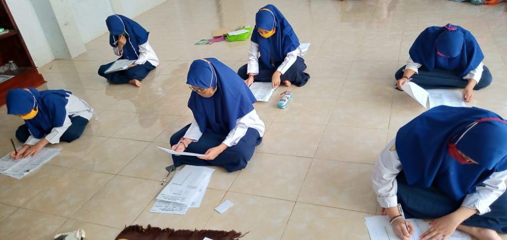SMP ZAHA 1 GENGGONG LAKSANAKAN PAT SESUAI PROTOKOL KESEHATAN