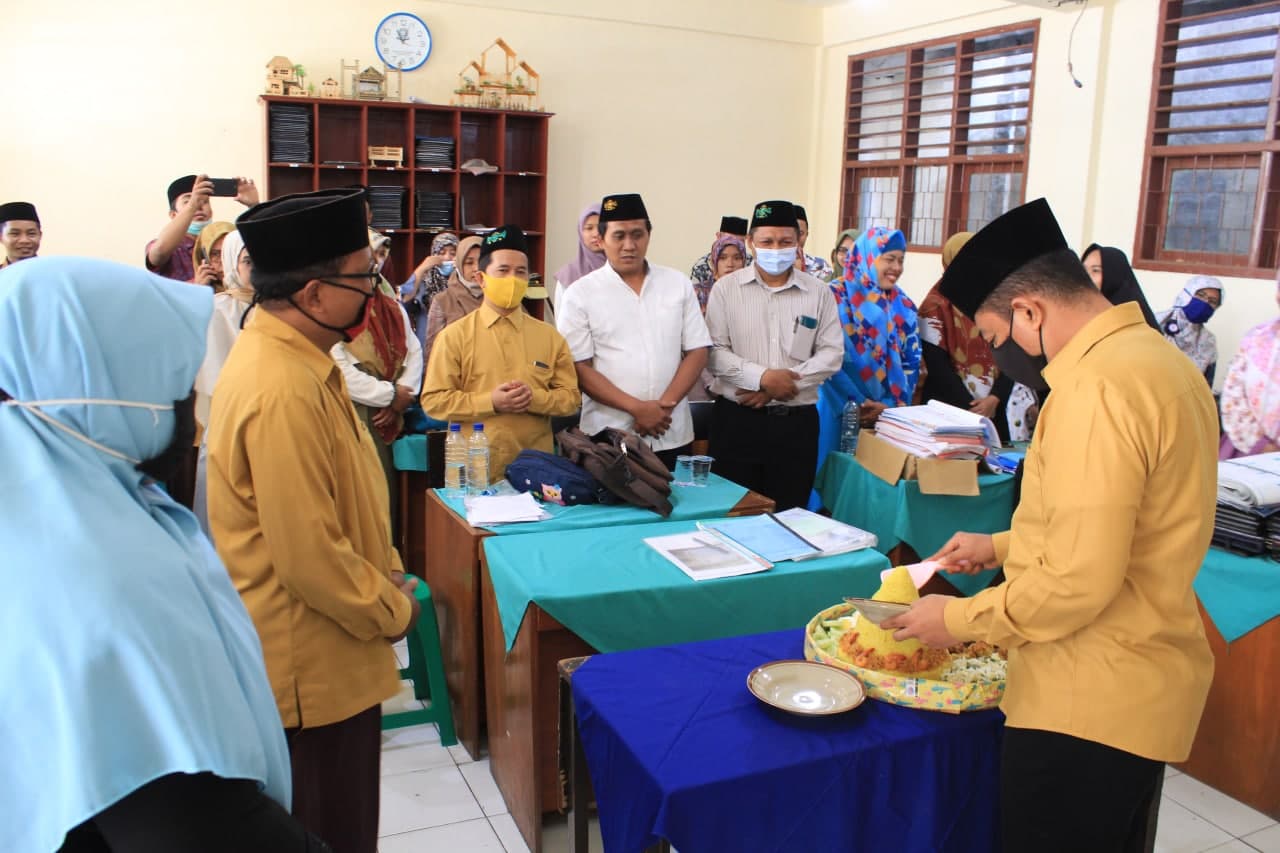 SAMBUT MILAD KE-52 SMP PLUS ZAHA GENGGONG POTONG TUMPENG