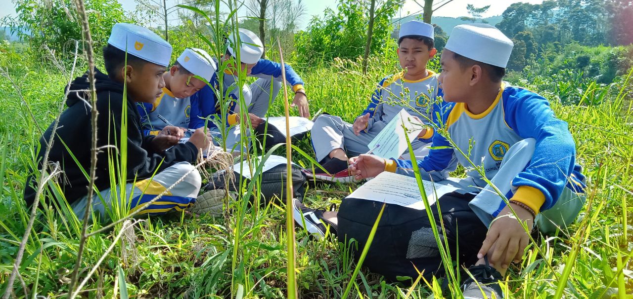 Study Lingkungan di ECO Park Bremi Ajak Santri SMP Zaha 1 Genggong Belajar Sambil Bermain